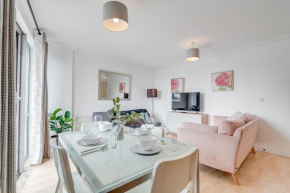 Cosy One bedroom flat opposite station